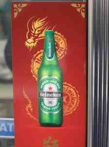 Heineken-Dekoration im Drachenlook. © at